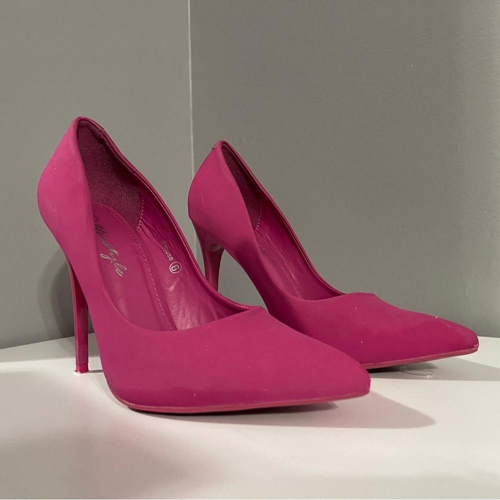 Women’s “Herstyle” Hot Pink Pumps
